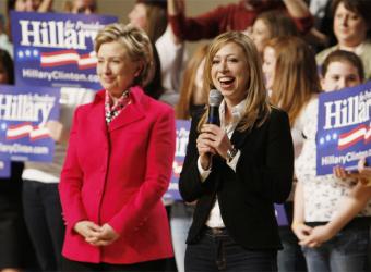 Chelsea Clinton, con su madre durante un mitin