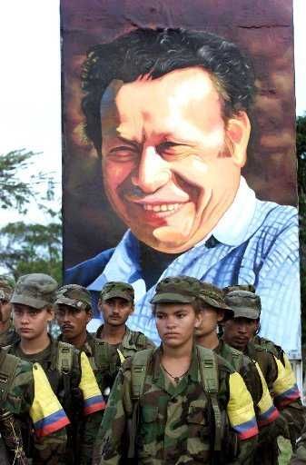 2001: Soldados de las FARC marchan frente a un cuadro de Marulanda, en Los Pozos. AFP/Getty Images 