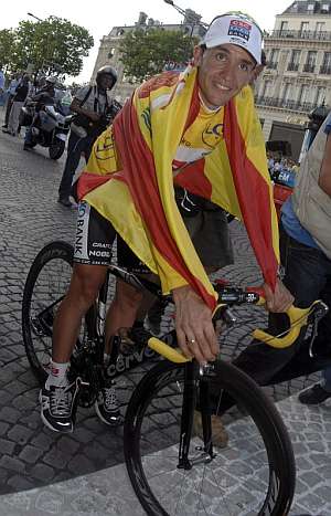 Carlos Sastre, con la bandera de España. (Foto: EFE)
