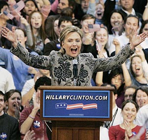Clinton, exultante, proclama su victoria en Manchester. (Foto: REUTERS)