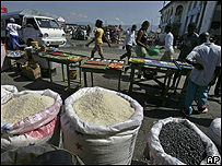 Productos alimenticios en un mercado en Haití 