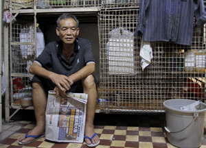 Kory Sin Kan tiene 62 años y vive desde hace dos años en una jaula en el centro de Hong Kong. (FOTOS: ANA PÉREZ). [VER ALBUM]