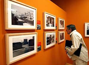 Un hombre contempla las fotografías de la exposición ’México fotografiado por Luis Buñuel’. (Foto: EFE)