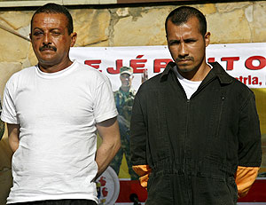 Gerardo Antonio Aguilar, alias ’César’ y Alexander Farfán, alias ’Enrique Gafas’ miembros del frente primero de las FARC detenidos en la ’operación Jaque’. (Foto: EFE)