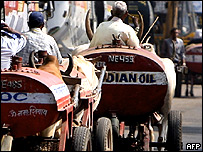 Carretas llevando gasolina en Bombay