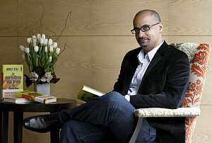 El escritor Junot Díaz, durante una entrevista en Barcelona. (Foto: EFE)