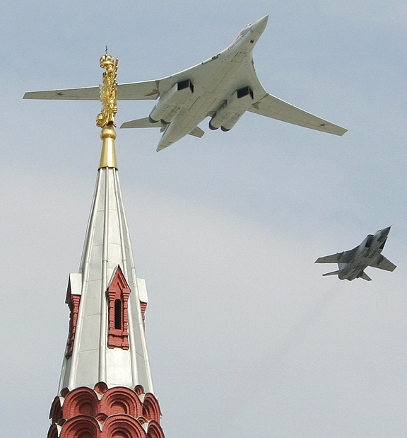 Uno de los bombarderos TU-160 que participó en el desfile del Día de la Victoria el pasado 9 de mayo en Moscú. Archivos El Nuevo Herald 