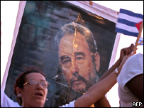 Cubana desfila en La Habana junto a cartel con la imagen de Fidel Castro