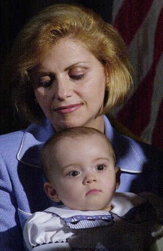 En una foto de archivo Dina Matos McGreevey, la esposa del gobernador de New Jersey, James E. McGreevey, con su hija Jacqueline, en una conferencia de prensa en Princeton, N.J. Dina pasó por una situación similar a la de el gobernador Eliot Spitzer. AP 