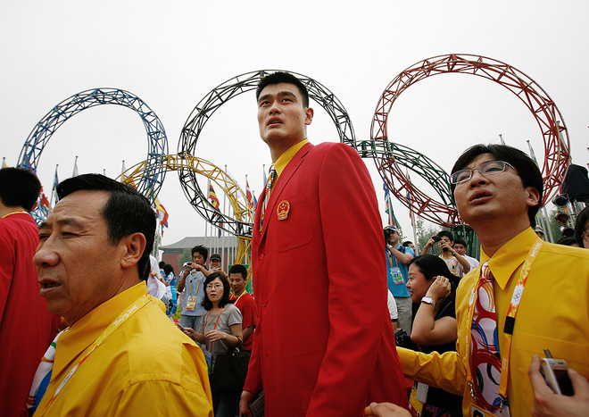 Yao Min, quien juega basket profesional en la NBA, fue el centro de atención de la prensa AP 