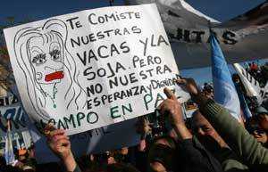 Productores agropecuarios sostienen un cartel con slogans contra la presidenta argentina Cristina Fernández, en la ciudad de Rosario, en un acto de repudio a las retenciones impuestas por el gobierno. HECTOR RIO / EFE 