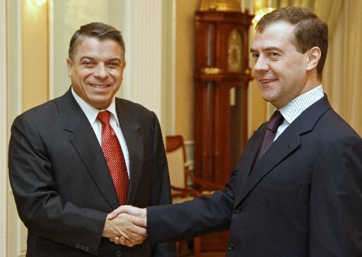 El presidente ruso, Dmitry Medvédev (d), da la bienvenida al ministro de Relaciones Exteriores cubano, Felipe Pérez Roque. AFP/Getty Images 