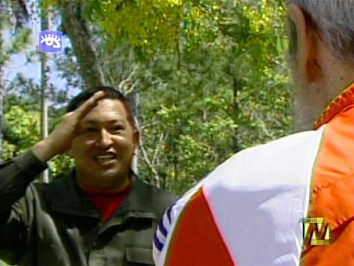 Imagen de la TV cubana. Chávez hace un saludo militar al octogenario Castro. AFP/Getty Images 