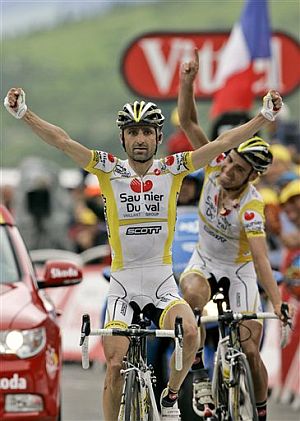 Piepoli y Cobo celebran el éxito en Hautacam. (Foto: AP)