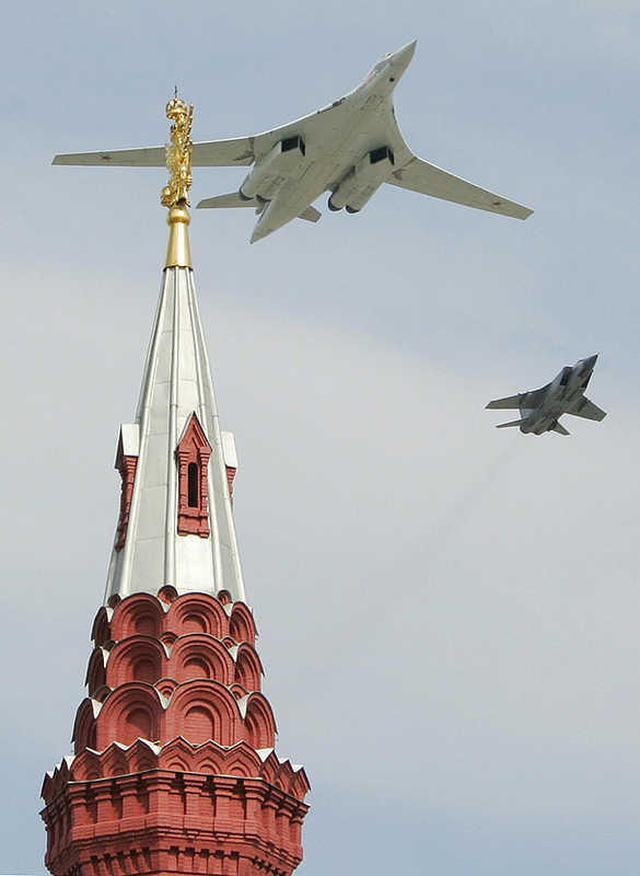 Un bombardero TU-160 y un avión combate vuelan sobre la Plaza Roja de Moscú durante el desfile por el día de la Victoria, el 9 de mayo del 2008. AFP / Getty Images 