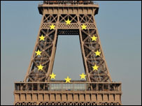 La Torre Eiffel decorada con las estrellas de la UE