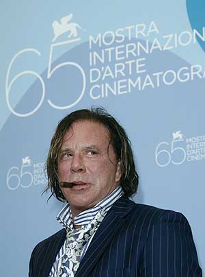 El actor Mickey Rourke posa para los fotógrafos (Foto: REUTERS)