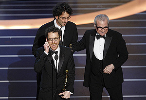 Los Coen, junto a Scorsese, cuando recibieron el Oscar a la mejor dirección por 'No es país para viejos'. (Foto: REUTERS)