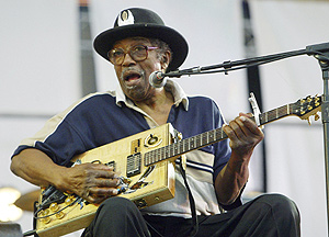 Bo Diddley, en plena actuación. (Foto: REUTERS)