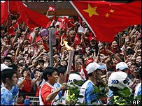 Hongkoneses presencian el relevo de la antorcha olímpica
