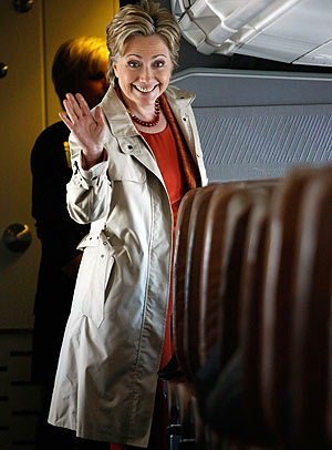 Clinton saluda en su avión de campaña durante un vuelo hacia el estado de Indiana. (Foto: AFP)