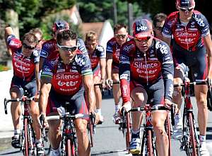 Cadel Evans (d), del Silence Lotto, líder del Tour, durante el entrenamiento en la jornada de descanso (Foto: EFE)