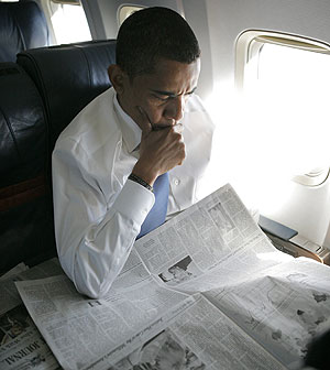 Obama repasa la prensa mientras se dirige en avión hacia Kentucky. (Foto: AP)