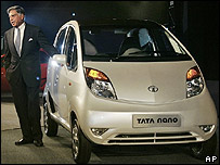 El presidente de Tata Motors presenta el auto Tata Nano
