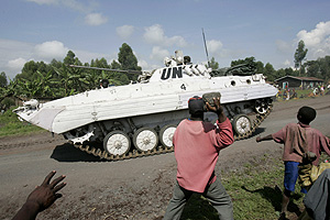 Tiran piedras contra un vehículo de la ONU a 12 km de Goma. (Foto: AP)
