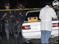 Policía forense hace el levantamiento de los cadáveres en Culiacán, mayo 27, 2008