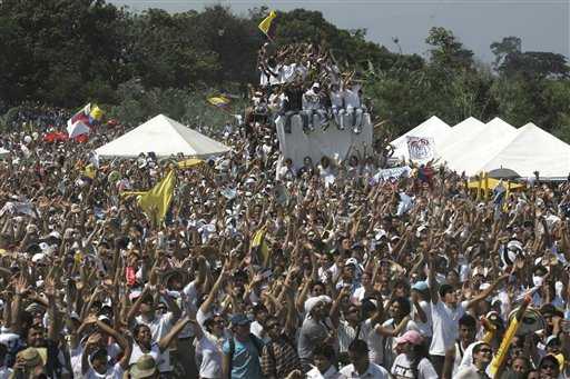 Al ritmo de cumbias, vallenatos, baladas y merengues, miles de personas vestidas de blanco vibraron y bailaron el domingo en un concierto gratuito bautizado 