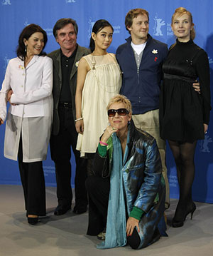 Los actores de 'Kirschblüten', con su directora de rodillas. (Foto: REUTERS)