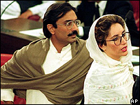 Benazir Bhutto y su esposo, Asif Zardari, en el parlamento paquistaní / Foto de archivo