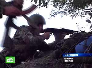 Un soldado dispara hacia la capital, en una imagen ofrecida por la televisión local. (Foto: AFP)