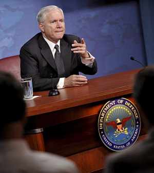 El secretario estadounidense de Defensa, Robert Gates, habla durante una rueda de prensa en Washington, EEUU, hoy 26 de junio de 2008. Gates ha contestado preguntas sobre las guerras en Iraq y Afganistán. (Foto: EFE)