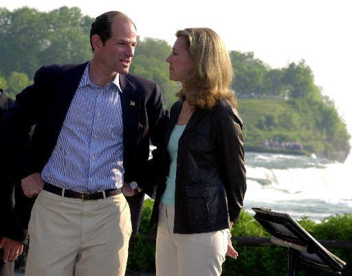 Con su esposa a su lado, Spitzer le dijo a periodistas que actuó 