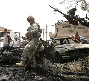 Un militar de EEUU inspecciona el lugar donde ha estallado una bomba en Badgad. (Foto: EFE)