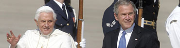 Benedicto XVI y Bush, en la base. (Foto: REUTERS)