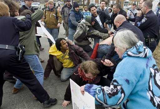 Los enfrentamientos entre la policía y estudiantes de la universidad de Binghamton, en Nueva York, dejaron como saldo al menos 9 activistas arrestados. CHUCK HAUPT / AP 