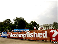 Manifestantes frente a la Casa Blanca sostienen una manta con la frase de Bush hace cinco años: 