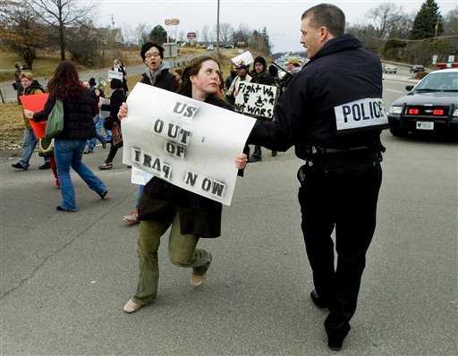 Estudiantes de la universidad de Binghamton, en Nueva York, se enfrentaron con la policía durante la protesta contra la guerra en Irak. CHUCK HAUPT / AP 