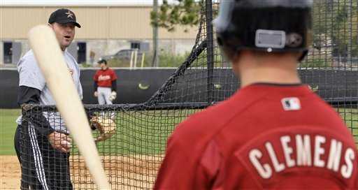 Roger Clemens habla con su hijo mientras practicaba en los campos de entrenamiento de los Astros de Houston el miércoles 27 de febrero. David J. Phillip / AP 