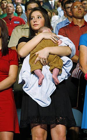 Bristol Palin, la hija de Sarah Palin, con su hermano Trig en la presentación de su madre en Dayton. (Foto: REUTERS)