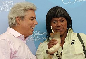 El actor Ambrosio Vilhalva (dcha.) bebe mate junto al director Marco Bechis. (Foto: AFP)