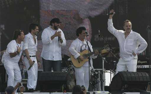 El cantante español Miguel Bosé (derecha) bailando sevillanas en un momento del concierto. Fernando Vergara / AP 