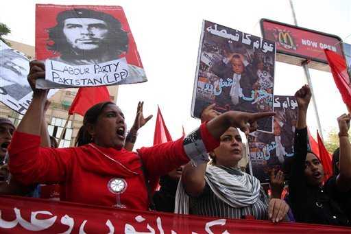 Pancartas del Ché Guevara se hicieron presentes hasta en Pakistán. Fareed Khan / AP 