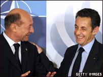 Nicolás Sarkozy (izq.) con el presidente de Rumania, Traian Basescu, en cumbre de la OTAN en Bucarest