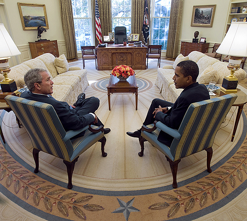 Bush y Obama conversan en la Oficina Oval de la Casa Blanca. AFP/Getty Images 
