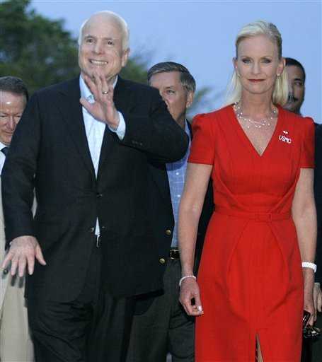 John y Cindy McCain a su llegada a Cartagena, primera parada de su gira por América Latina. Fernando Vergara / AP 