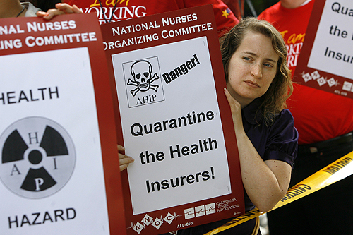 Erin Radford, de Washington, protesta junto a otros activistas, enfermeras y pacientes por los abusos que alegan caracterizan a la industria de los seguros médicos, durante la Conferencia de Planes de Seguros de Salud de EEUU, el 22 de septiembre del 2008. AP 